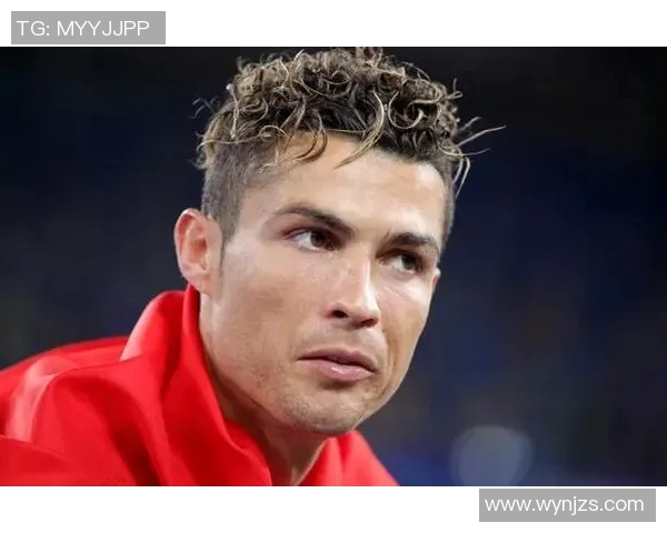 C罗发型变幻史：从经典到时尚的足球巨星造型演变回顾